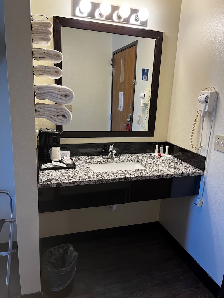 Super 8 by Wyndham Smithville Kansas City - photo 17
