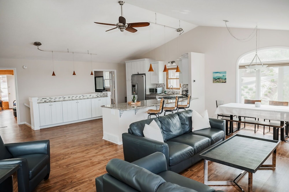 Spacious 4BDR Blue Haven Cottage in Grand Haven 150 — 4-Star Luxury Hotel in Grand Haven, United States