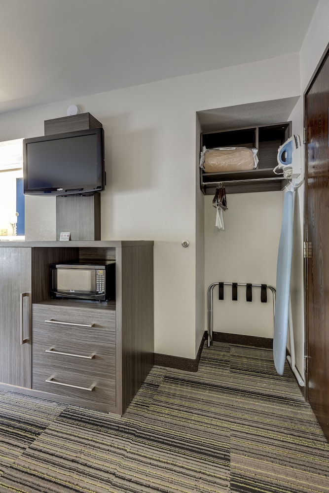 The Alexis Inn & Suites Nashville Airport - photo 8