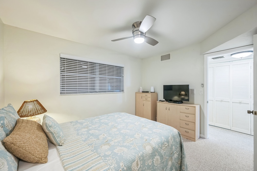 Gulf view Condo With Resort style Amenities 2 Bedroom Condo - photo 6