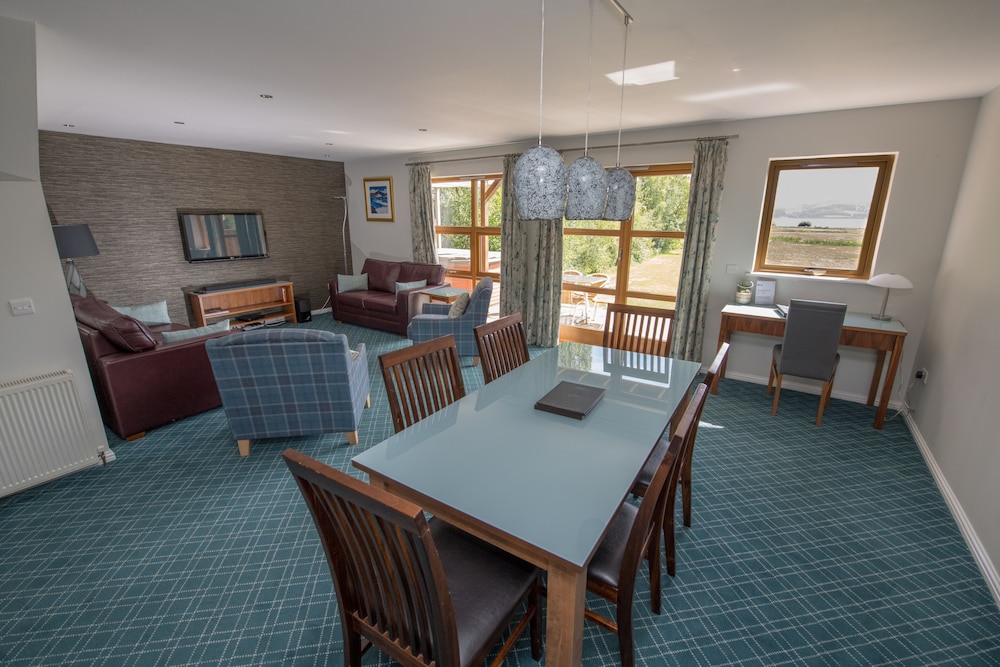 Loch Lomond Waterfront Luxury Lodges — eco-hotel in Glasgow