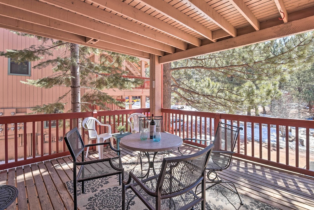 Angel Fire Condo with Fireplace Less Than 1 Mi to Ski Resort — hotel in Angel Fire