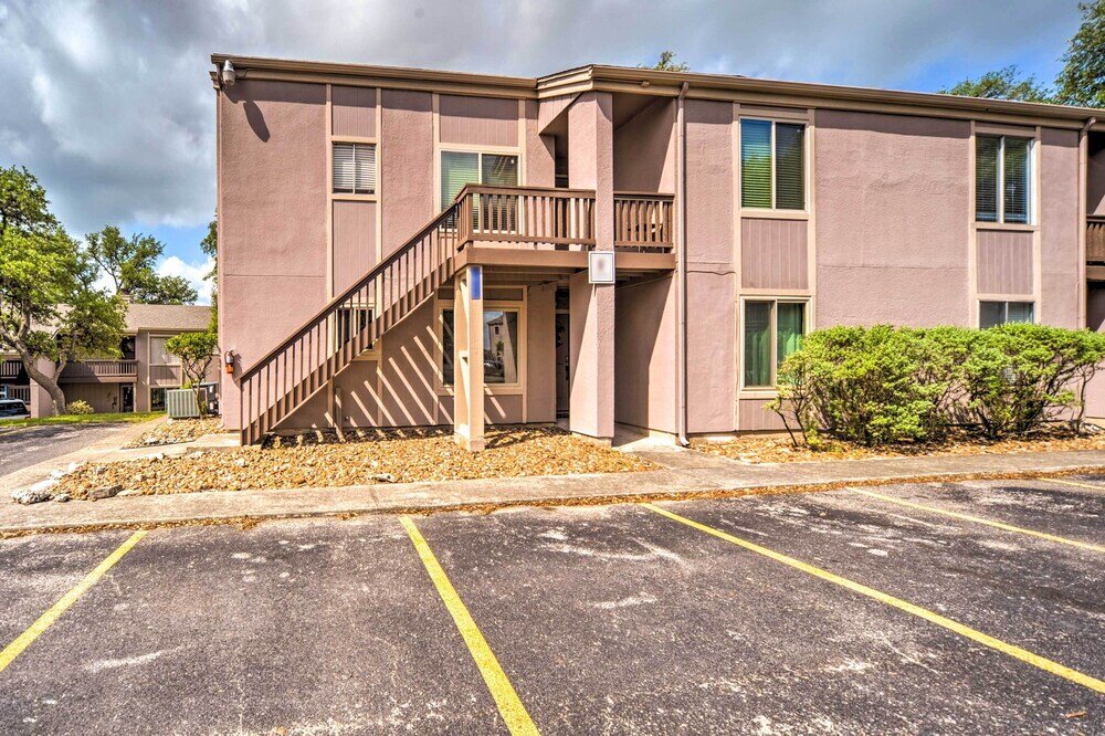 Canyon Lake Spacious w Balcony Pool & Comfy Beds — 4-Star Luxury Hotel in Canyon Lake, United States
