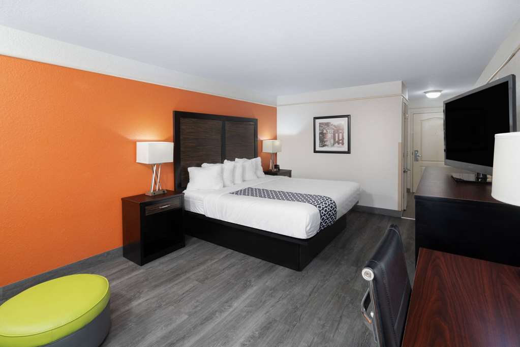 La Quinta Inn & Suites by Wyndham Prattville - photo 35