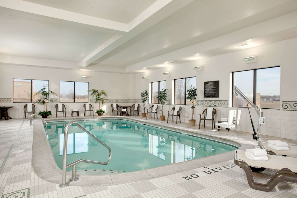Hampton Inn & Suites Addison - photo 18