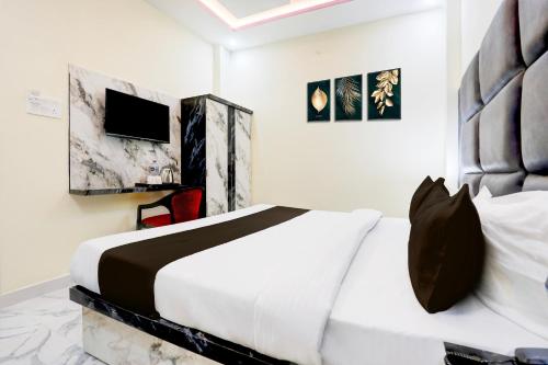Super Collection O Subedarganj Railway Station Prayagraj — hotel near Prayagraj Airport