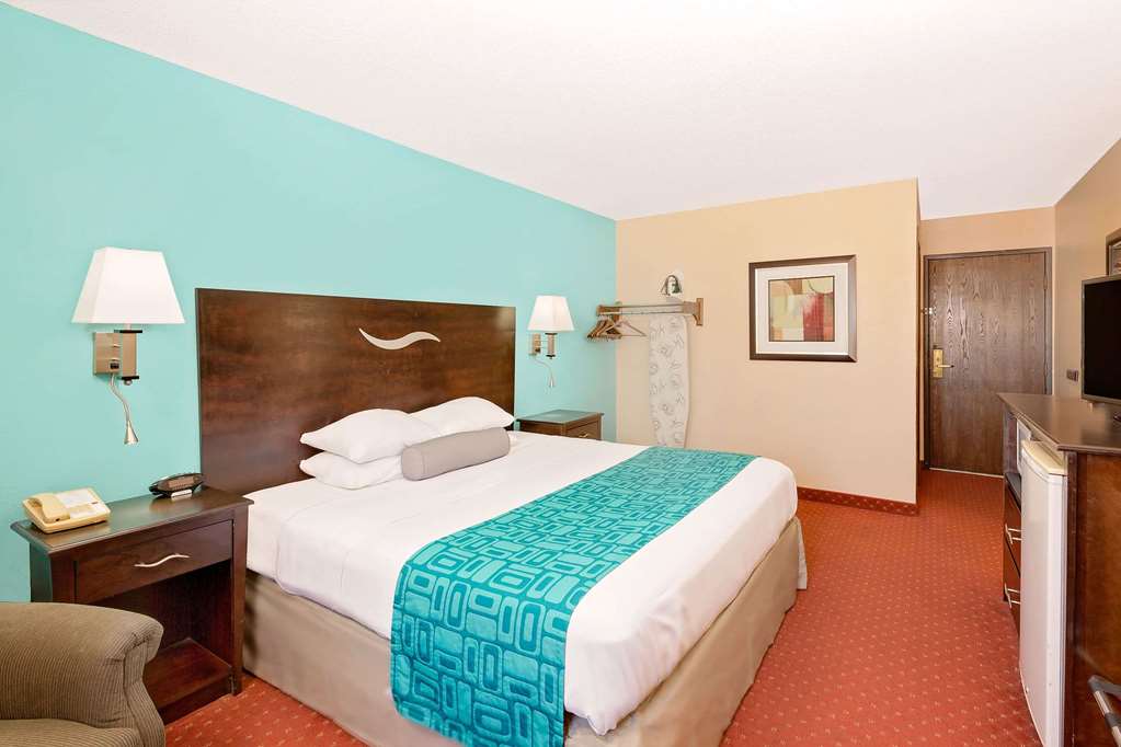 Howard Johnson by Wyndham Waterloo Cedar Falls - photo 9