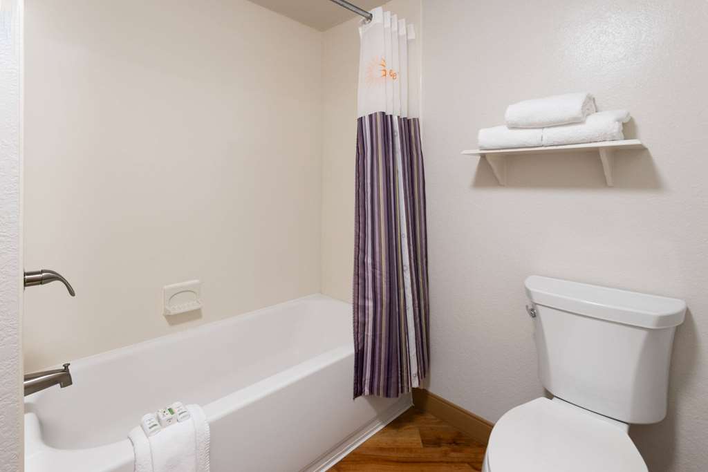 La Quinta Inn by Wyndham Pittsburgh Airport - photo 29