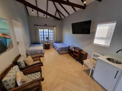 Spacious Lanes Cottage and Garage Parking