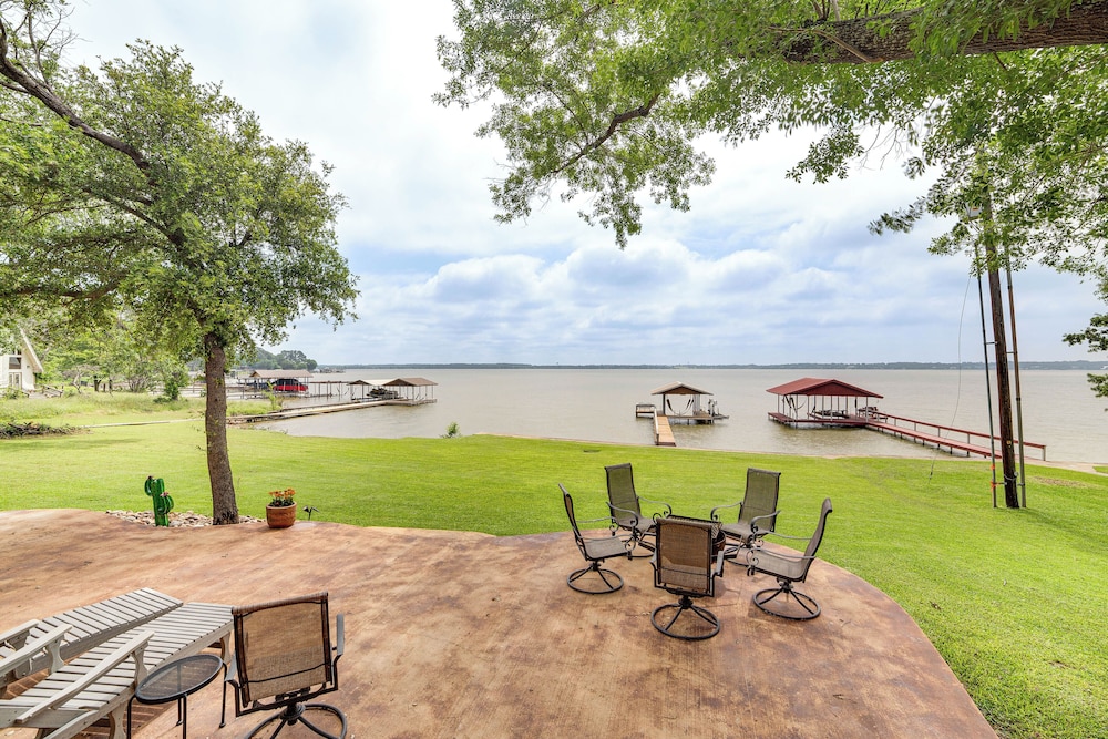 Waterfront Retreat w Dock on Cedar Creek Lake — hotel in Kemp
