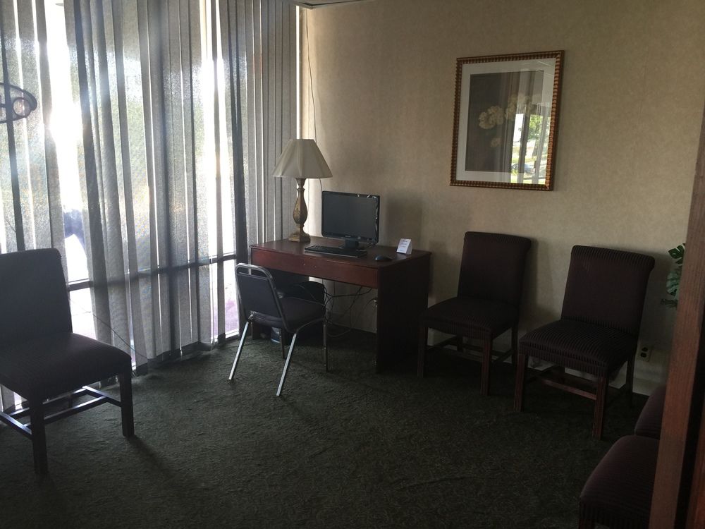 Red Carpet Inn & Suites Muncie - photo 3
