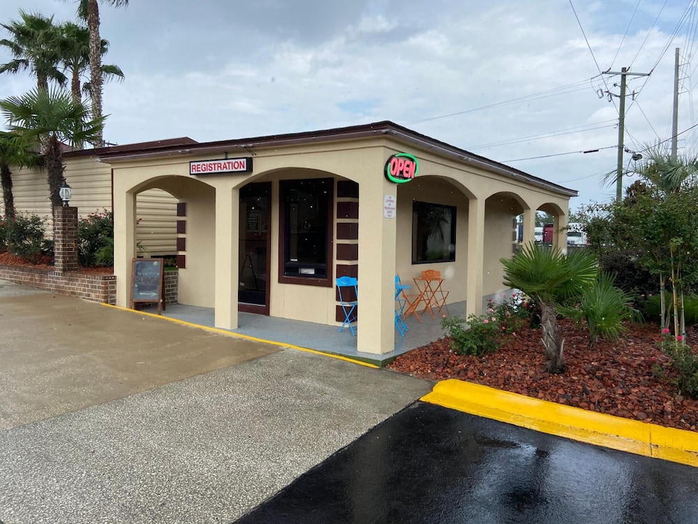 Savannah Inn and Suites - photo 25