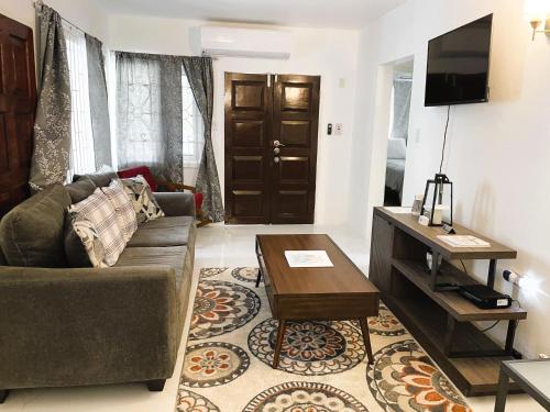 Serene Getaway Newly renovated spacious 2 Bedrooms 2 Baths — 4-Star Luxury Hotel in Montego Bay, Jamaica