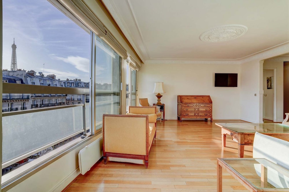 Escape Eiffel Unique 2bdr With Amazing View to Eiffel Tower - carbon neutral hotel in Paris