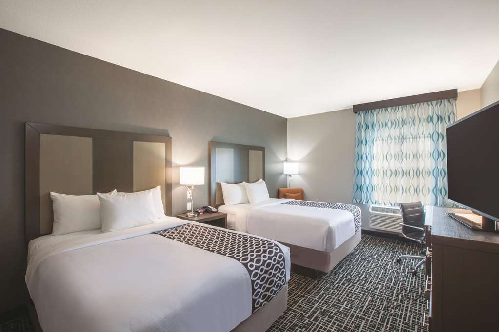 La Quinta Inn & Suites by Wyndham San Marcos Outlet Mall - photo 23