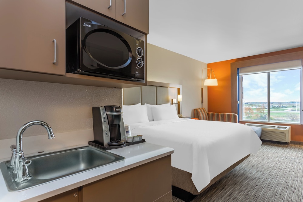 Holiday Inn Express Hotel & Suites Rockford Loves Park by IHG - photo 18