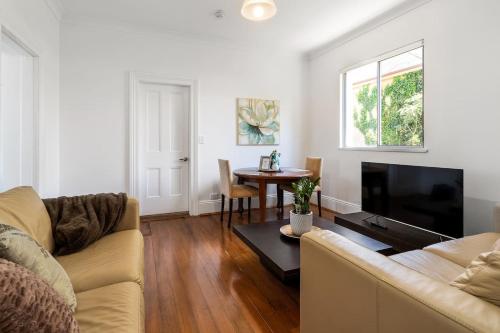 Executive Esperanza Stay in a Victorian Manor — 4-Star Luxury Hotel in Sydney, Australia