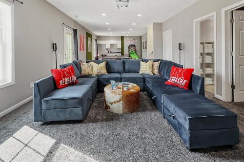 Charming 5BD UNL 5mins BBQ Games & Backyard in Lincoln, United States