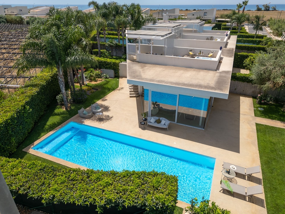 Villa Mandorlo 4 Emma Villas — 4-Star Luxury Hotel in Ragusa, Italy