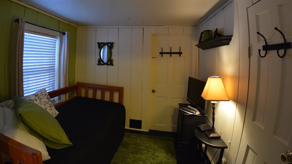 Hyde Away Inn - photo 7