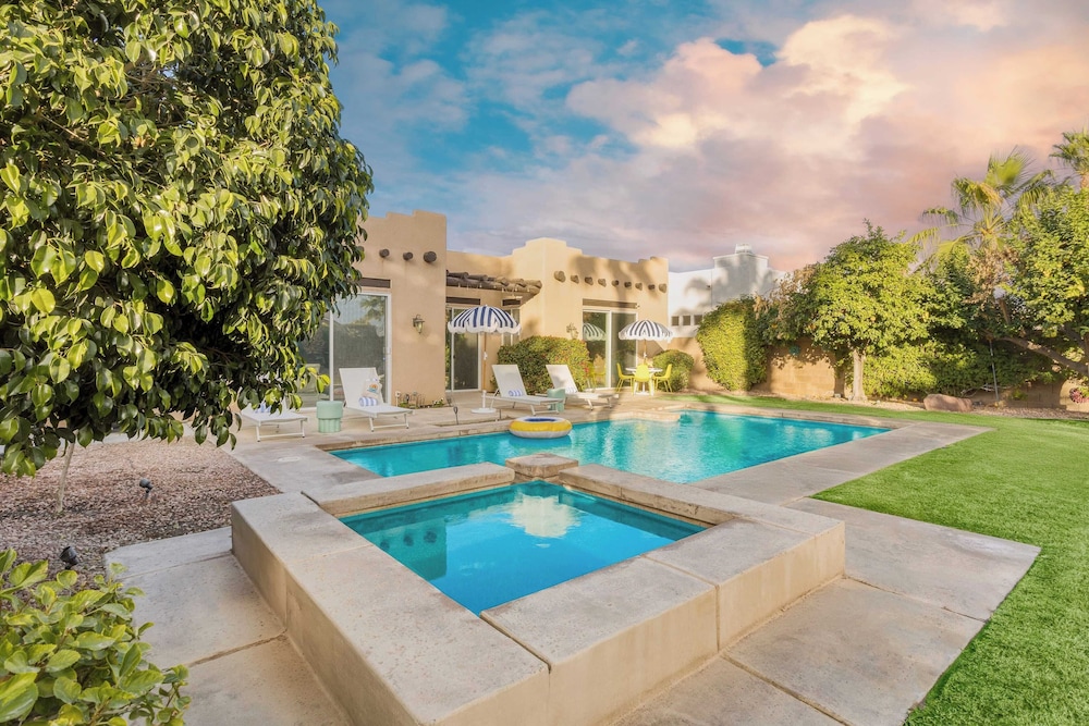 Pool Hot Tub Yard Games Chic Midcentury Design Painted Sand by AvantStay in Bermuda Dunes, United States