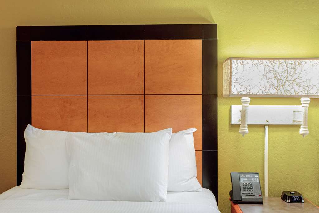 La Quinta Inn by Wyndham Orlando Airport West - photo 8