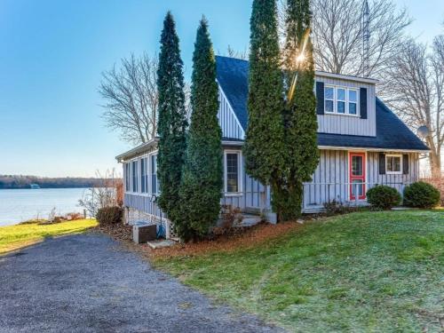 Cozy family waterfront retreat recently renovated — hotel in Deseronto