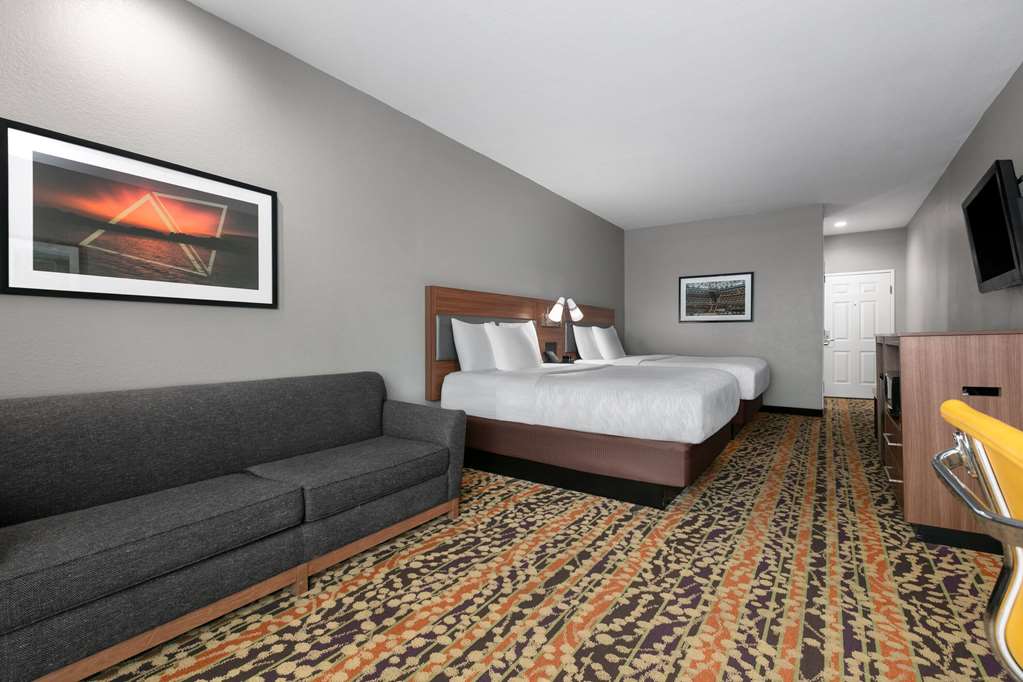 La Quinta Inn & Suites by Wyndham Belton Temple South - photo 23