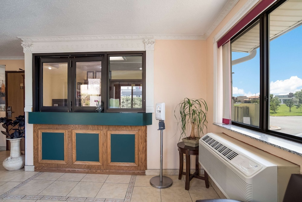 Econo Lodge Spotsylvania Town Center - photo 5