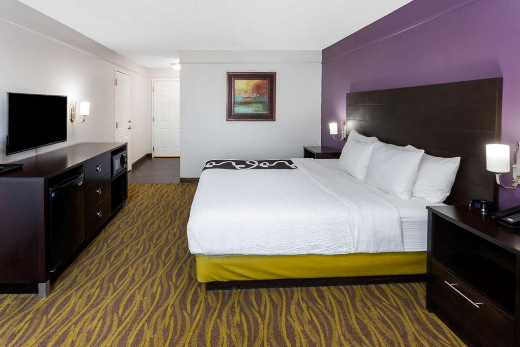 La Quinta Inn & Suites by Wyndham Laredo Airport - photo 26