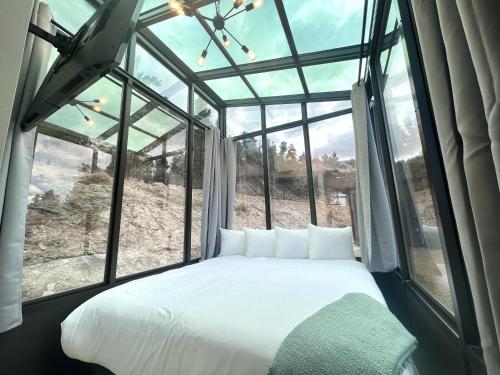 Red Hollow - last minute hotel in Unknown City