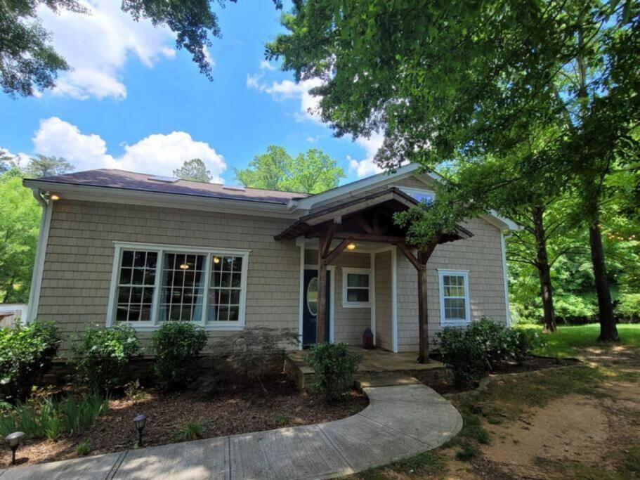 Quiet Country Farmhouse 20738153 — Suwanee