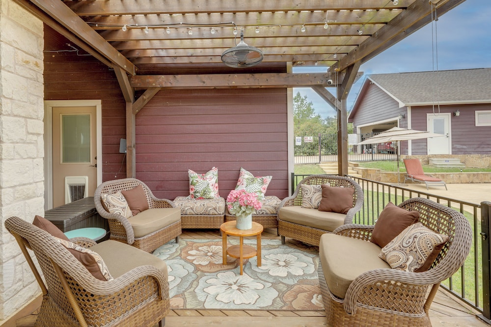 Pool & Hot Tub in Sunny Smithville Getaway — hotel in Smithville