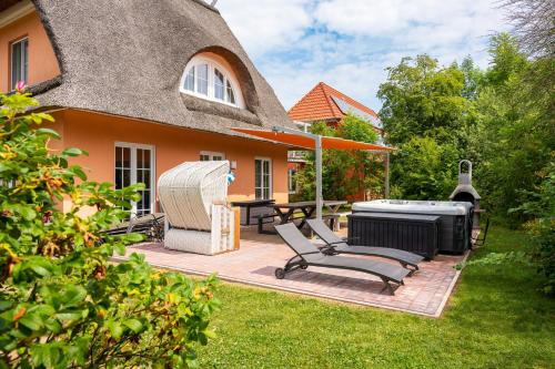 C 8 Reethaus REMY Luxus mit Schwimmbad Dampfbad und Saunen und großen Grundstück exklusiv — 4-Star Luxury Hotel in Gramkow, Germany