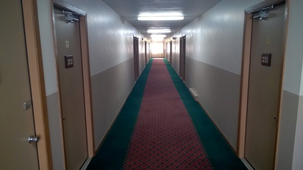 The Travelers Inn - photo 13