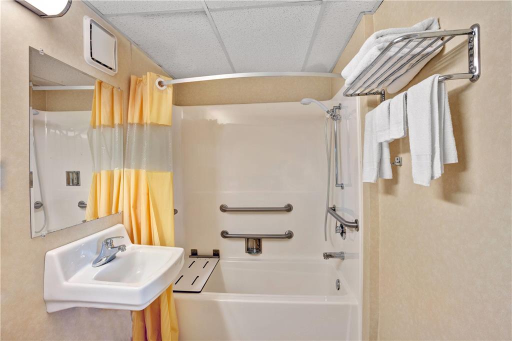 Days Inn by Wyndham Louisville Airport Fair and Expo Center - photo 9