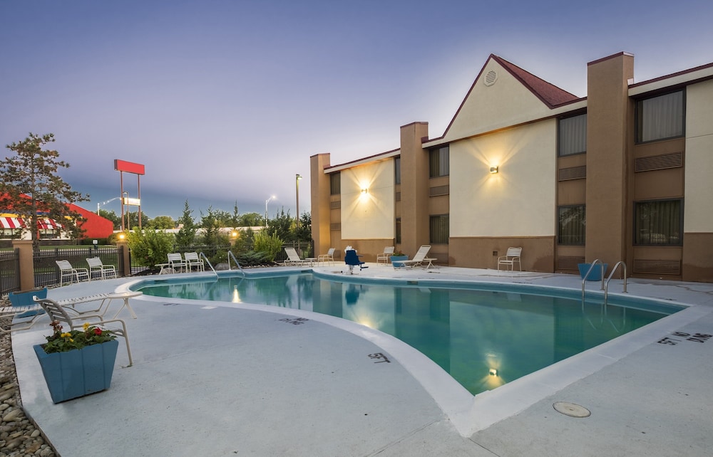 Red Roof Inn & Suites Cincinnati North Mason - photo 16