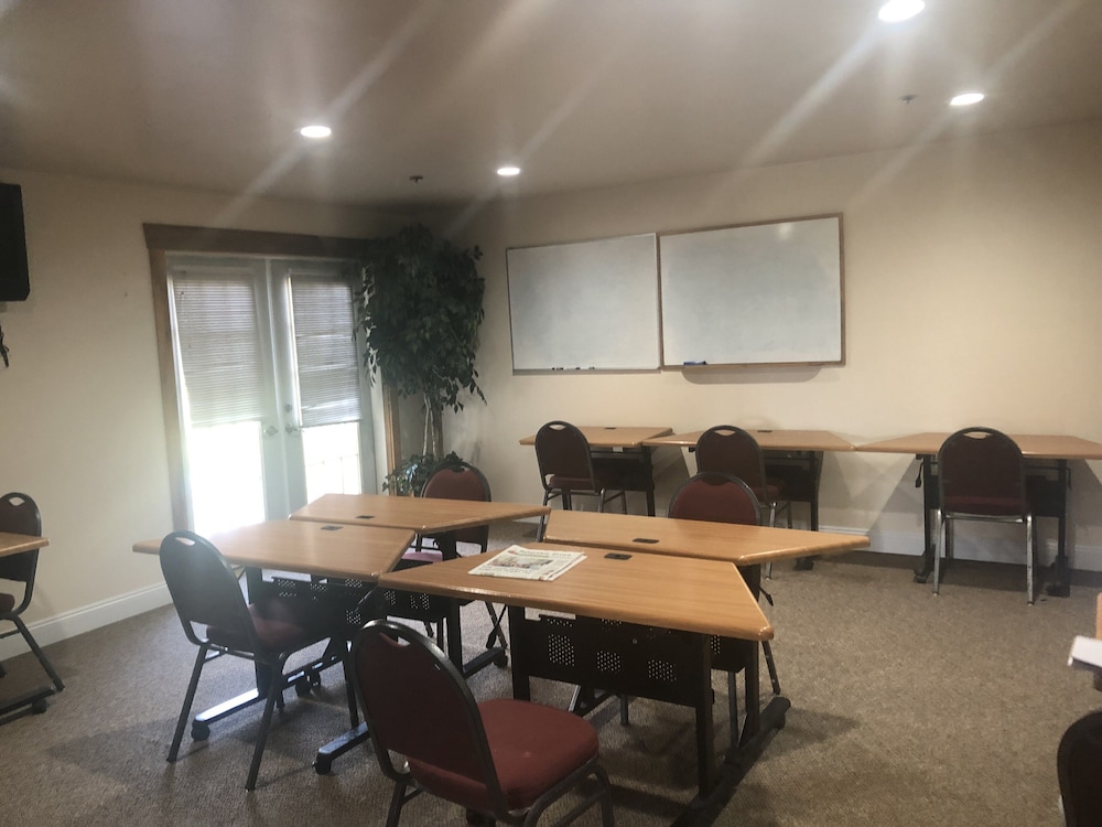 Elkhorn Mountain Inn - photo 13