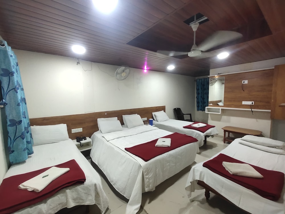 Hotel yogeshwer in Patan, India