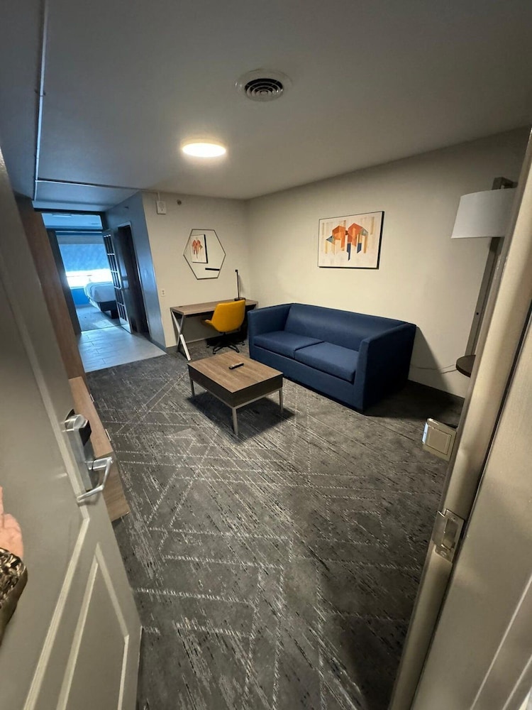 Holiday Inn Express & Suites Port Washington by IHG - photo 4