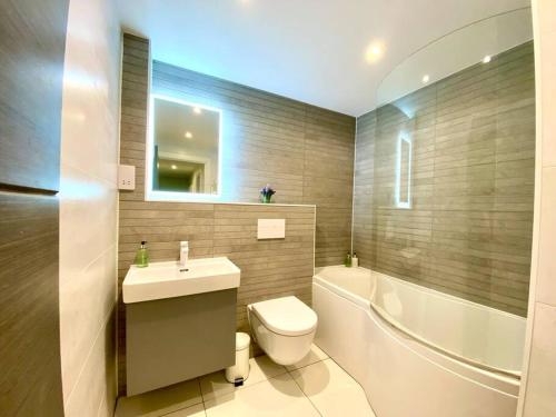 Stunning 3 bedroom Penthouse Apartment Free Parking & WiFi 1 Minute walk to Poole Quay Great Location Free Parking Fast WiFi Smart TV Newly decorated sleeps up to 6 Close to Poole & Bournemouth & Sandbanks — 4-Star Luxury Hotel in Poole, United Kingdom