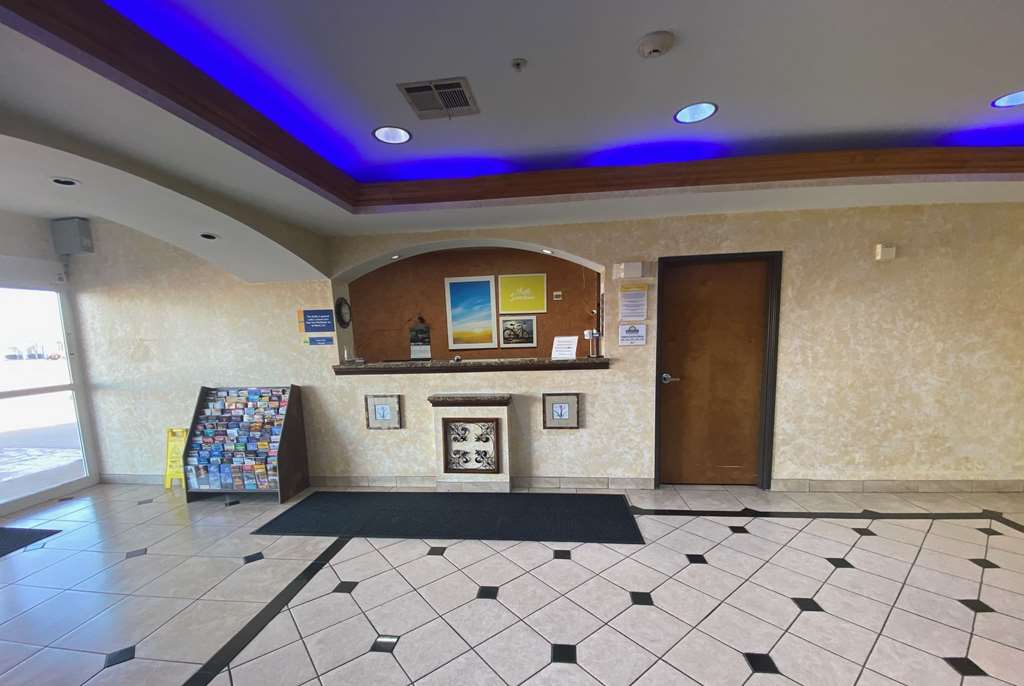Days Inn & Suites by Wyndham Cleburne TX - photo 2