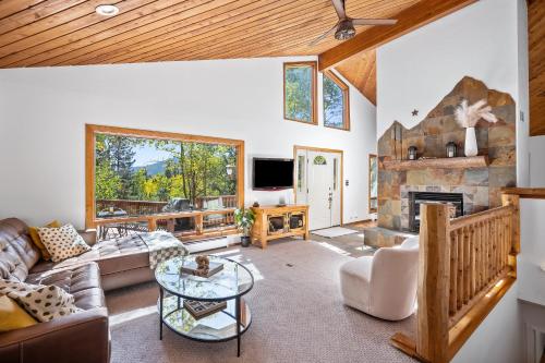 Nestled Inn Vacation Home Rental Evergreen Trails Views Hot Tub Skiing — 4-Star Luxury Hotel in Evergreen, United States
