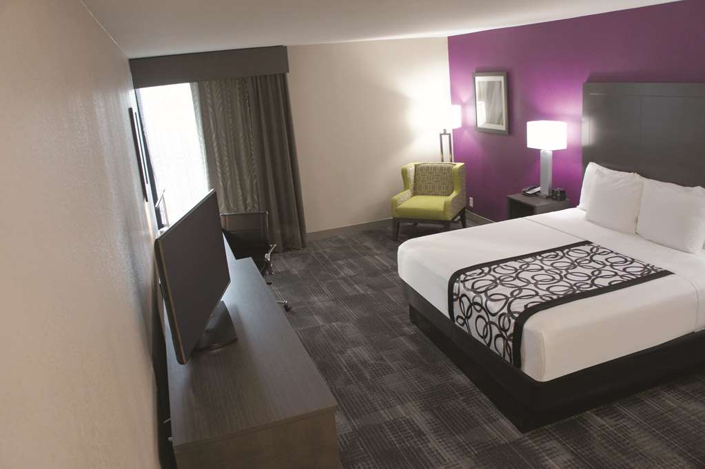 La Quinta Inn & Suites by Wyndham Columbus MS - photo 11