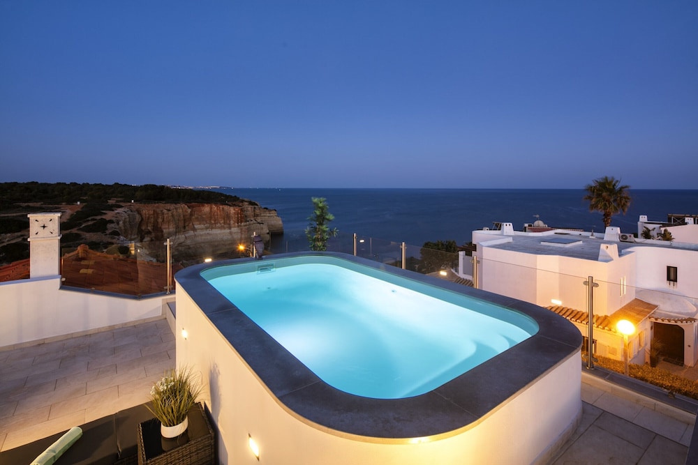 Apartment overlooking Benagil Beach with pool — 4-Star Luxury Hotel in Lagoa, Portugal