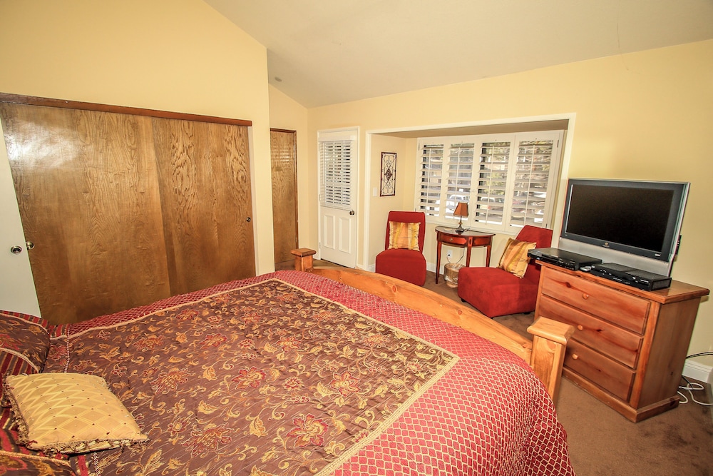 Summit Getaway Condo Affordable and ideally located Wood burning fireplace Walk to Ski Resort - photo 8