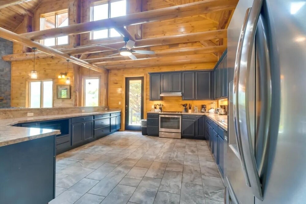 Sensational Views 4 Bedroom Cabin by Heavenly Views Resort - photo 10