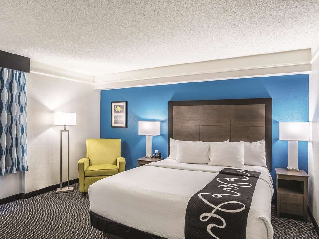 La Quinta Inn & Suites by Wyndham Phoenix Chandler - photo 25