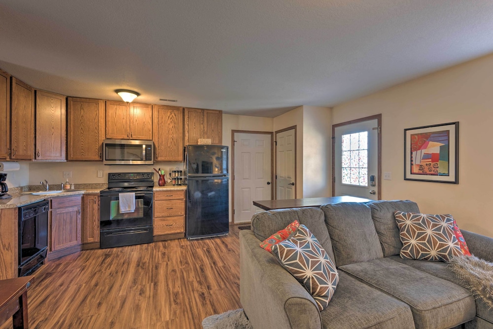 Cozy Cedar Rapids Pad 2 Blocks To Mercy Care — Cedar Rapids