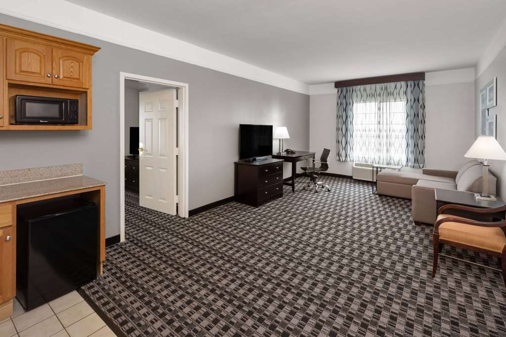 La Quinta Inn & Suites by Wyndham Deer Park - photo 24